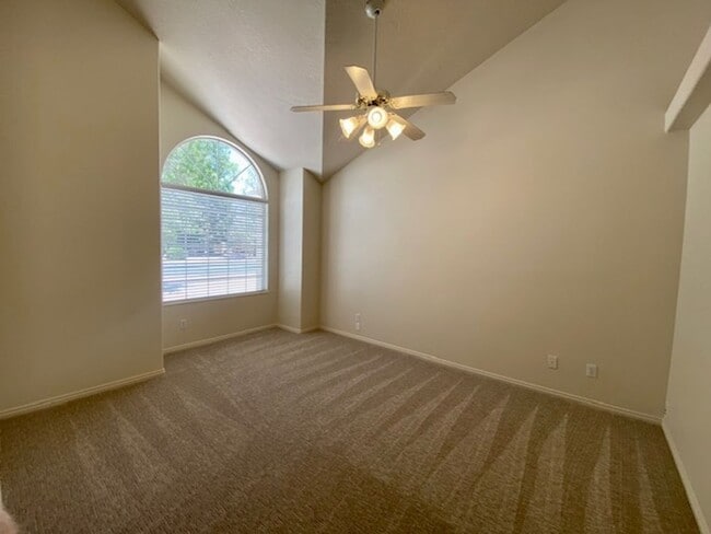 Building Photo - SPACIOUS HOME FOR RENT!