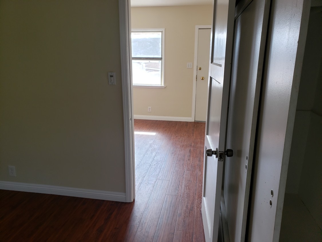 Dormitorio a sala de estar: piso nuevo - 3519 Orchard Ave