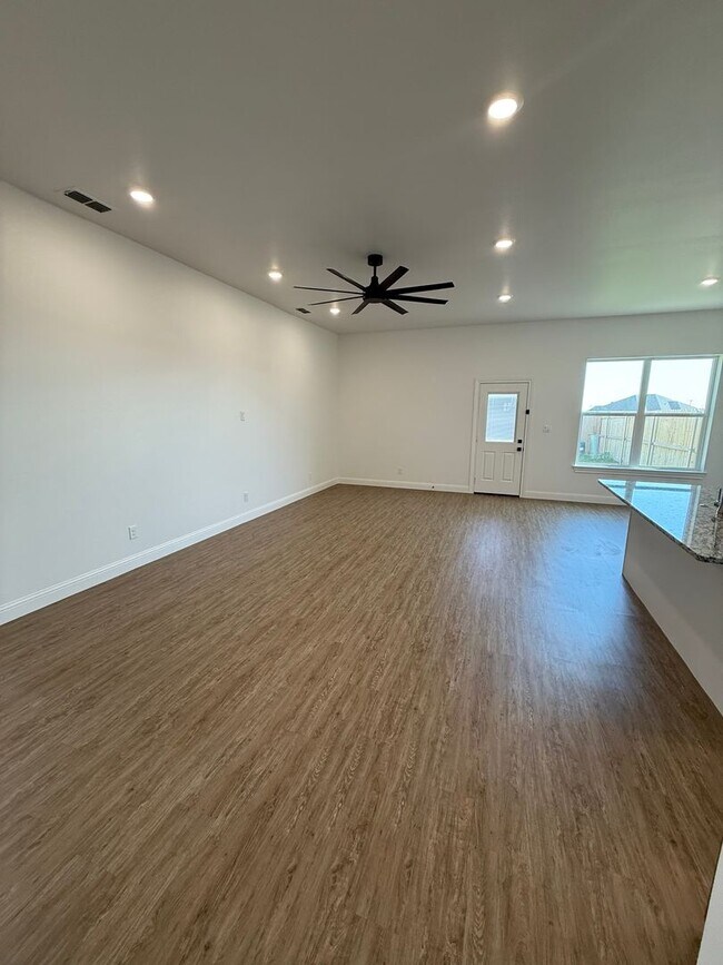 Building Photo - GVS Duplex