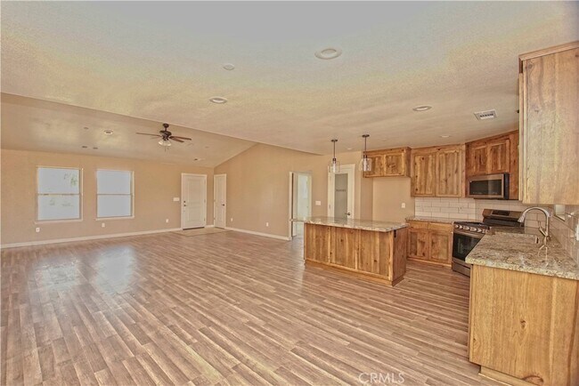 Foto del edificio - 8435 Buena Vista Ave