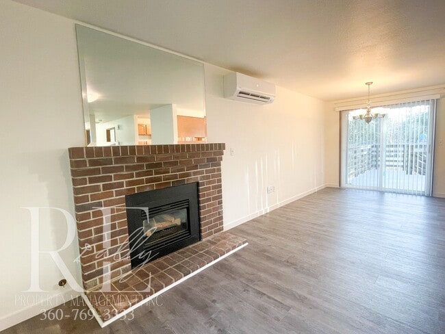 Building Photo - Remodeled w Heat Pump and Large Deck