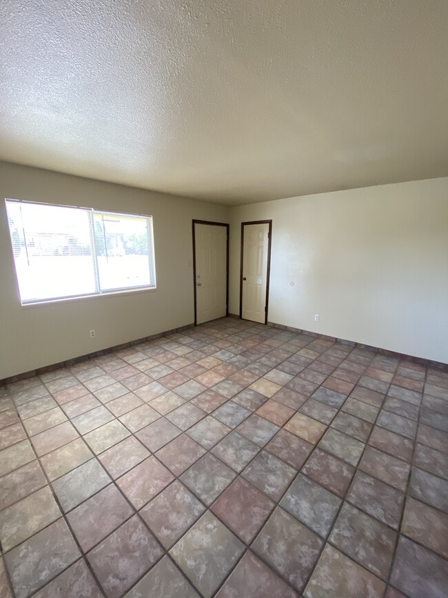 Living Room - 1000 Glendale Dr