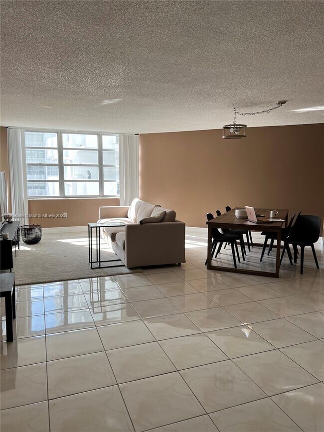 Foto del edificio - 2750 NE 183rd St