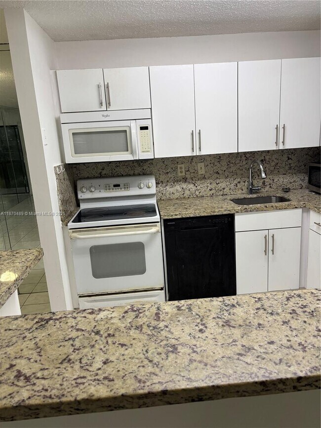 Foto del edificio - 911 NE 199th St