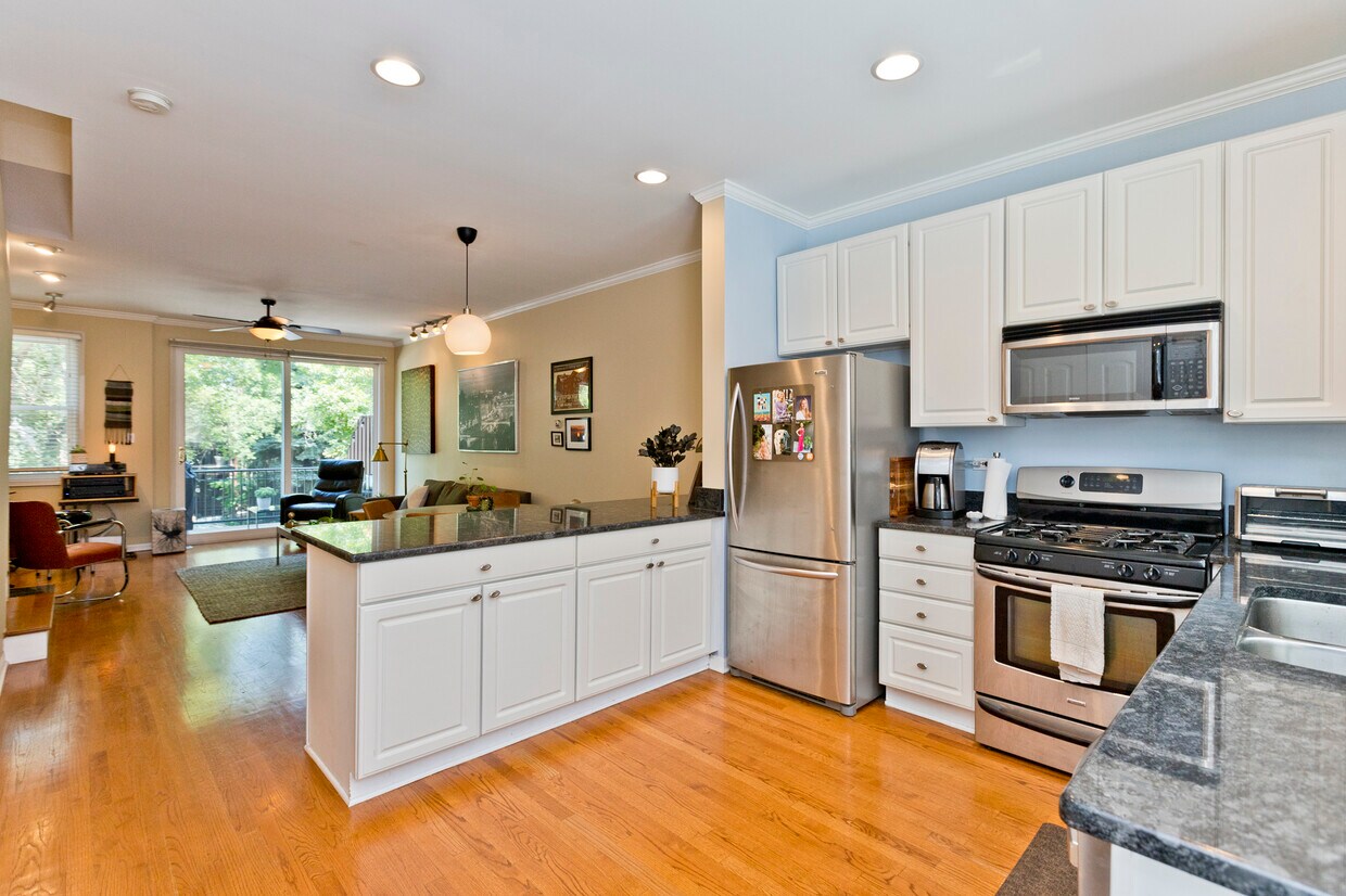 Foto principal - 1827 W Oakdale Ave