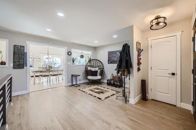 Building Photo - 1611 Tesla Dr