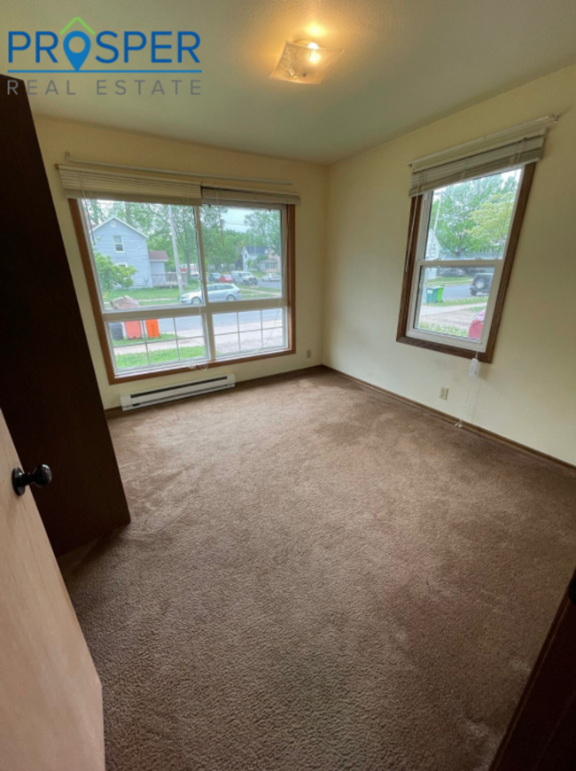 Building Photo - Great 4 Bedroom Close to Water Street. Wil...