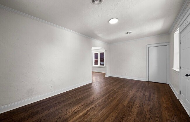 Foto del edificio - 5006 Tholozan Ave