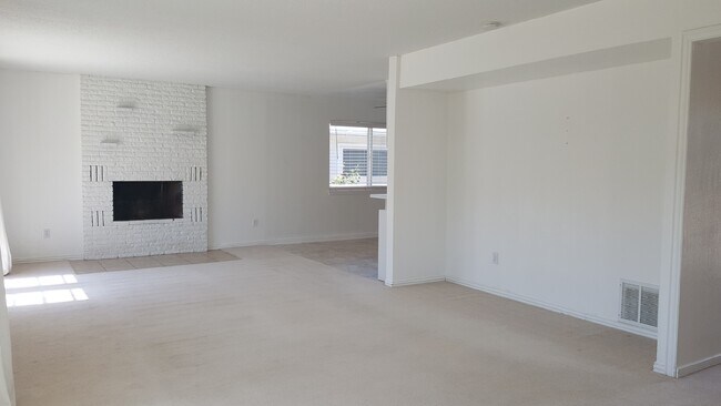 Building Photo - 1822 Pontiac Dr