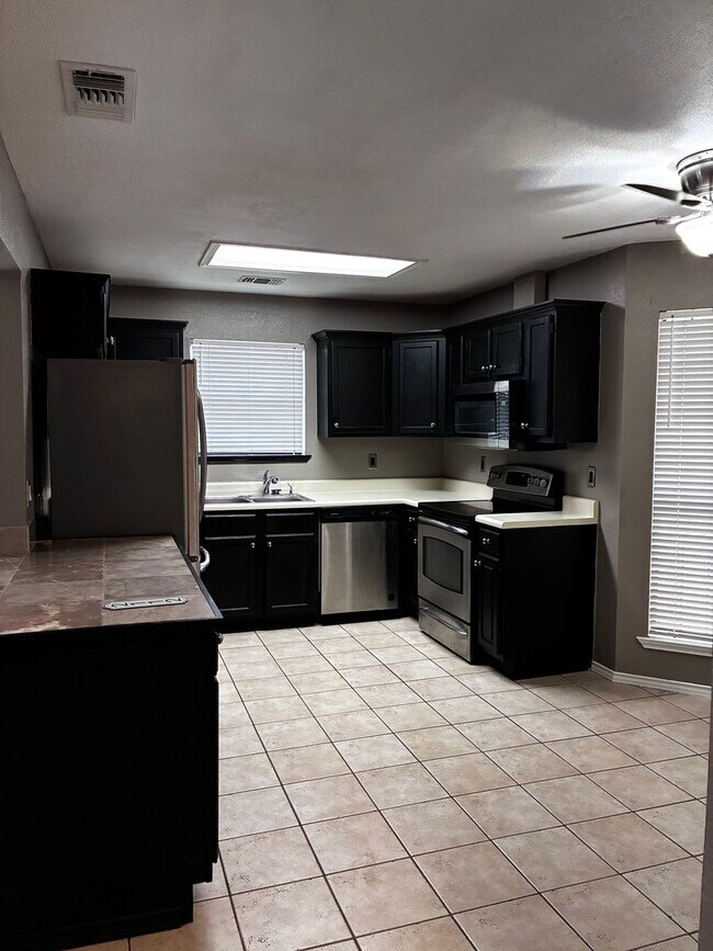 Foto del edificio - 2112 Pin Oak Rd