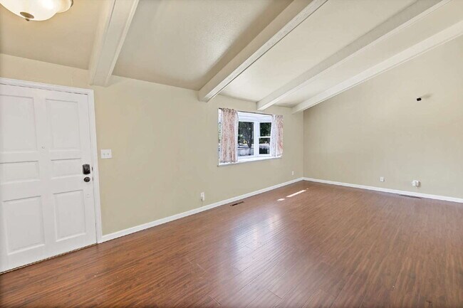 Foto del edificio - 3-Bedroom with A Flex Room Multi-Level Home with Fresh Paint, Refreshed Deck, and Multiple Living...