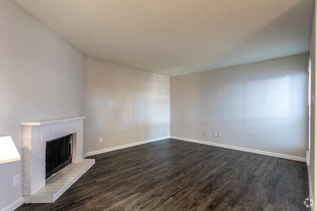 1BR, 1BA - 704 SF A1AR - Living Area - Oaks at Duck Creek