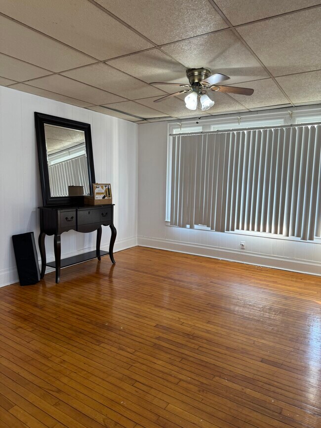 Sala de estar - 1013 Downer Ave