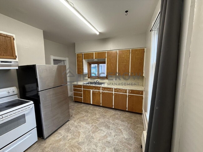 Building Photo - 136 Centennial St