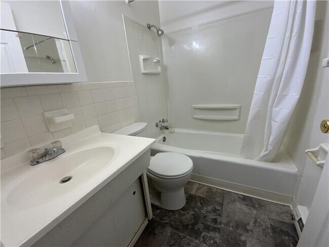 Building Photo - 407 Colonial Dr