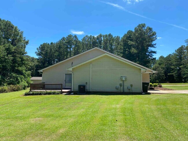 Building Photo - 691 Senoia Rd