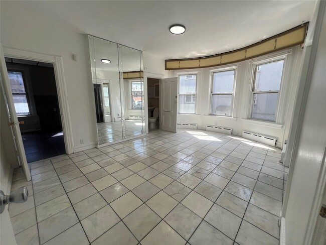 Building Photo - 137 N 6th Ave