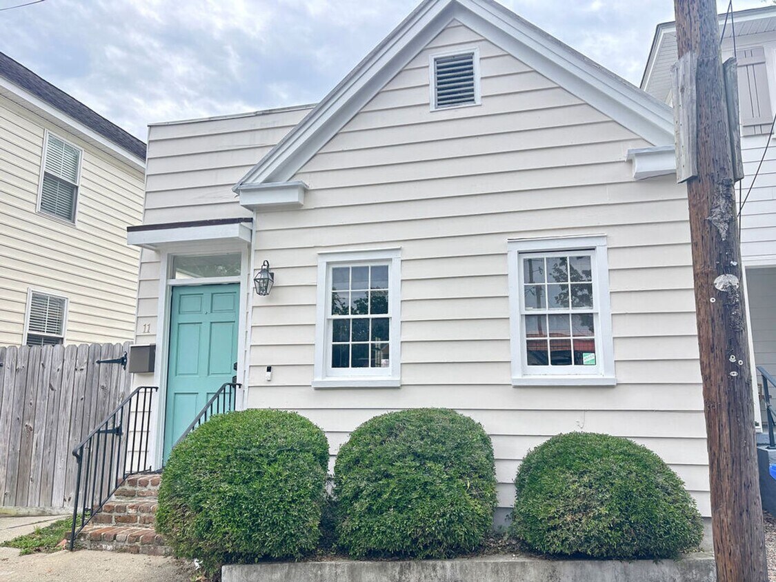 Primary Photo - Available July 9th. FULLY FURNISHED 3 BR i...