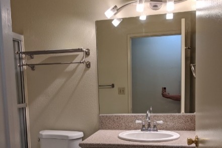 Baño del pasillo, vista 1 - 3740 Vinton Ave
