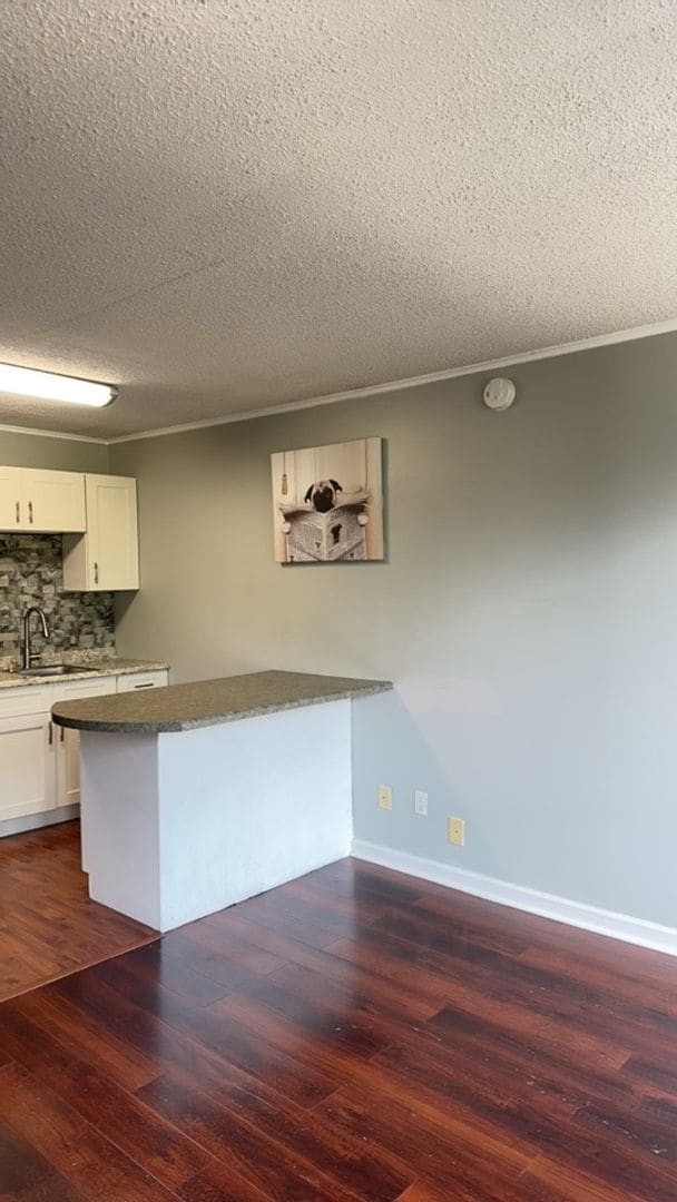Foto del edificio - University Towers #414 - Walking distance to UT campus have your own place for $1190/month