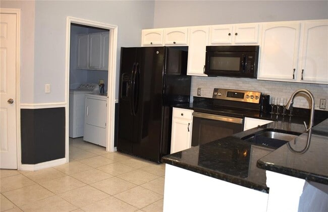 Building Photo - 436 Lake Shore Pkwy