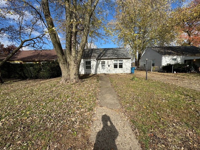 Building Photo - Cozy 2 Bed, 1 Bath House with Updated Floo...