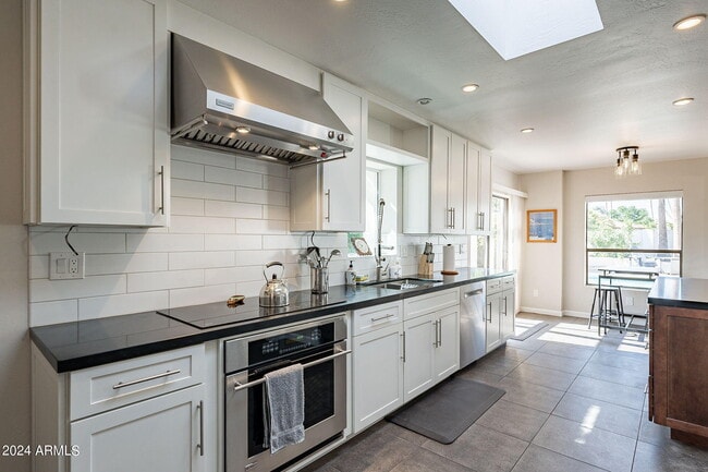 Building Photo - 8257 E Del Cadena Dr