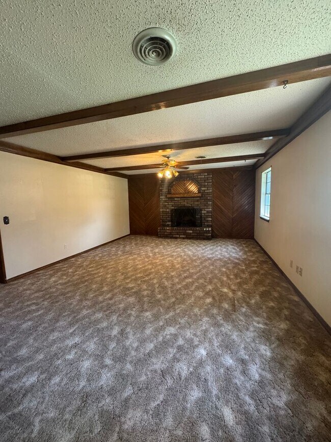 Foto del edificio - Large 3bedroom 2bedrooms 2 car garage