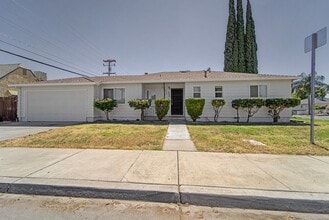 Building Photo - 698 King Ave