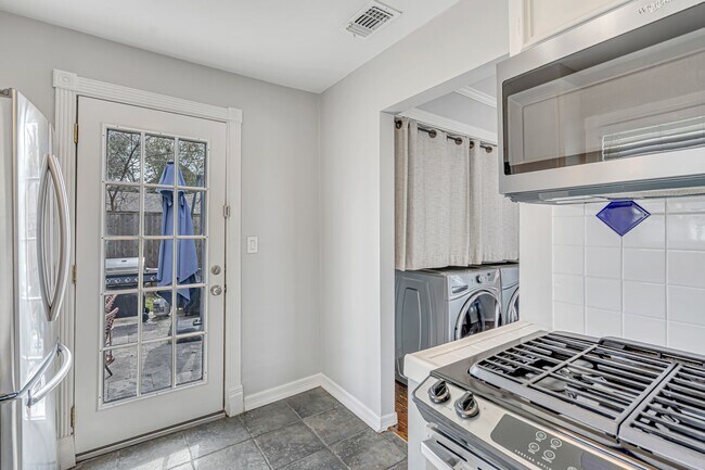 Building Photo - 1004 Lawrence St