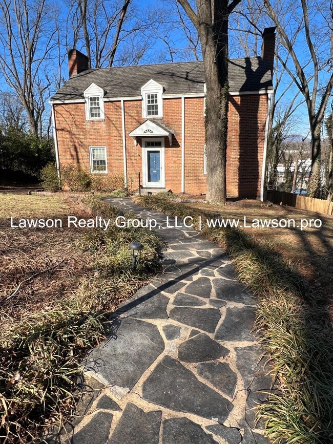 Foto del edificio - Charming Brick Colonial in South Roanoke