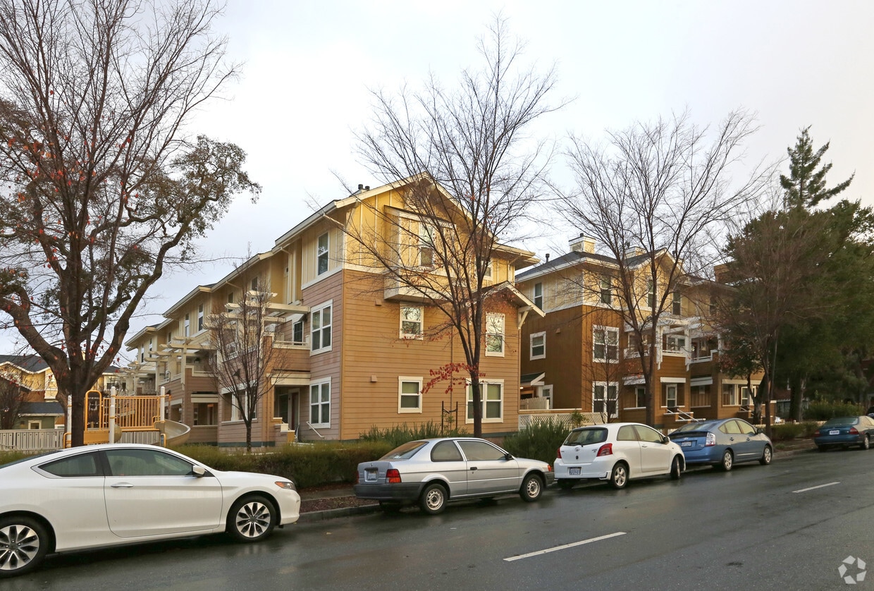 Building Photo - Oak Court Apartments