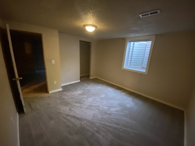 Building Photo - Cozy apartment in Potter Highlands!  Available Now!
