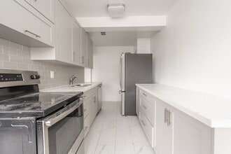 Building Photo - 5 Mallory Gardens
