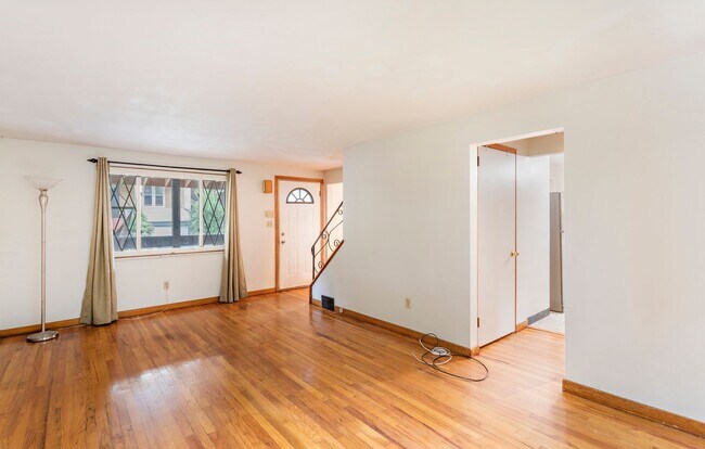 Foto del edificio - Classic Brick 2 Story Traditional Home in the heart of Swissvale.  Available Immediately.