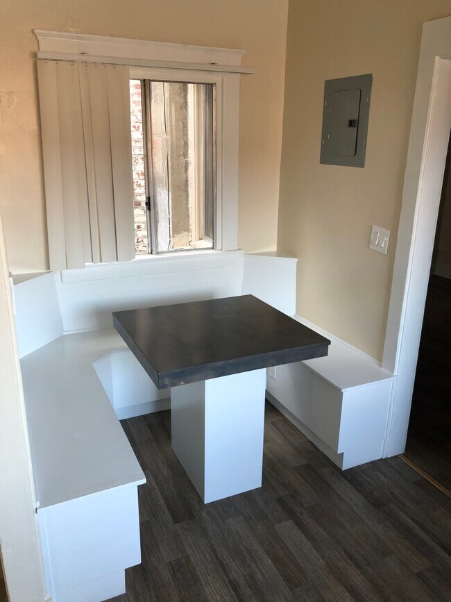 Building Photo - 2610 W 54th St