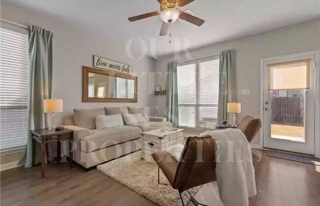 Foto del edificio - 10712 Fallbrook Rd