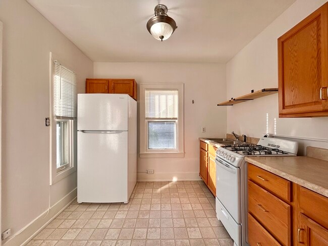 Building Photo - 224 Lyon St NE