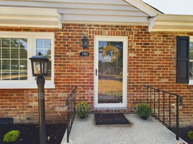 Building Photo - 709 N Parham Rd