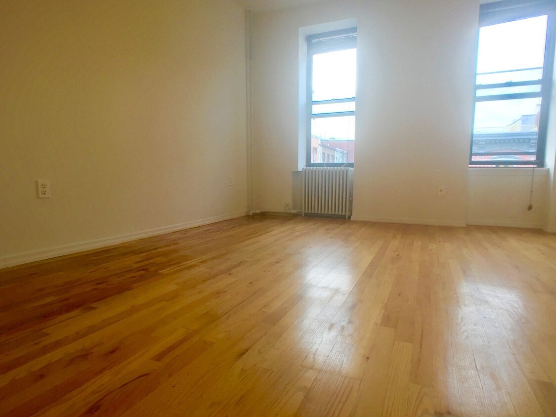 Primary Photo - 198 Calyer St