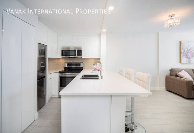 Building Photo - Modern 1BR Furnished Condo Renovated in Coal Harbour