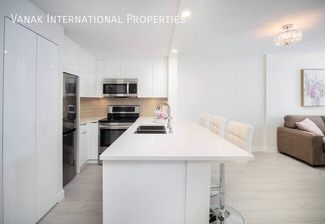 Photo du bâtiment - Modern 1BR Furnished Condo Renovated in Coal Harbour