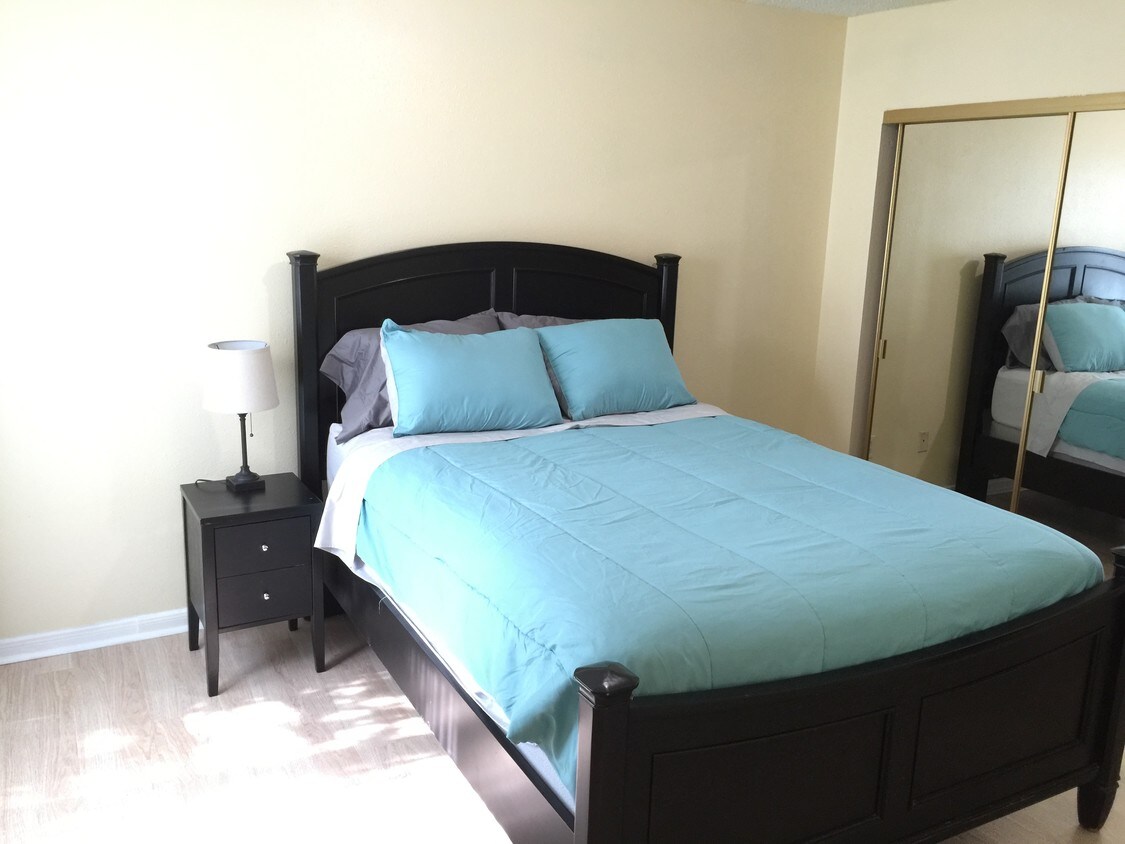 Fully furnished - 4839 Brandeis St