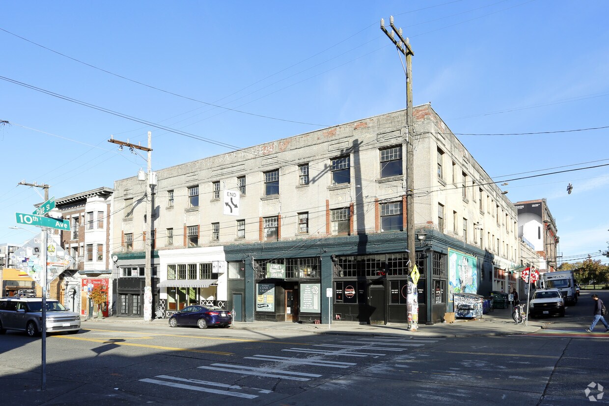 Primary Photo - Bluff Apartments