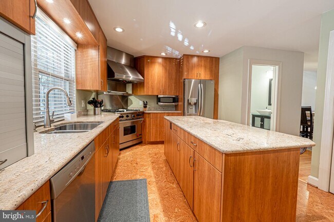 Building Photo - 910 Lovering Ave