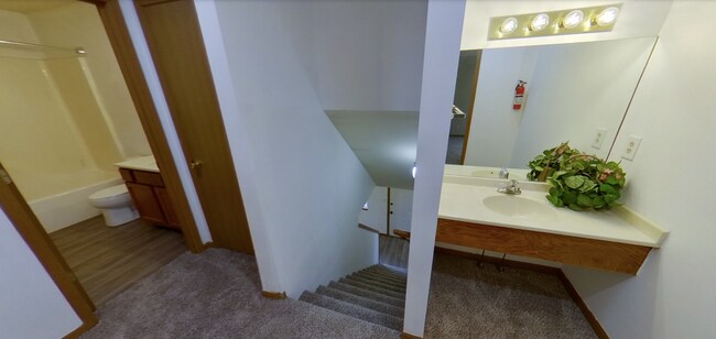 Foto del edificio - 3D Tour Available - Washer & Dryer In Unit + Vanities in Bedrooms! Available August 1st!