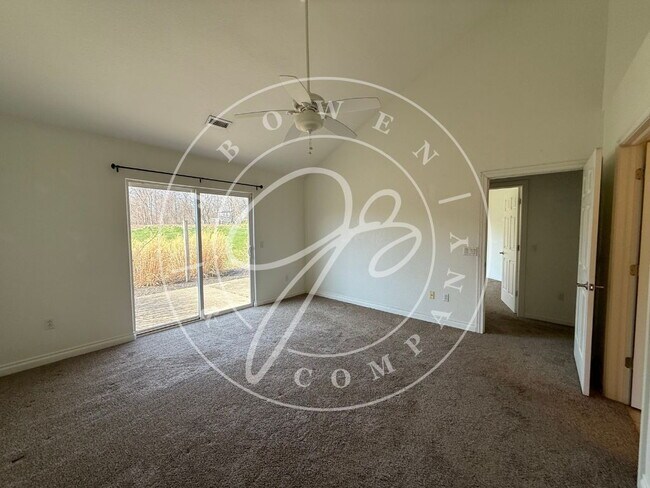 Foto del edificio - "Charming 2-Bed Condo with Fireplace & Scenic Views on Fox Cove Dr, Perrysburg!"