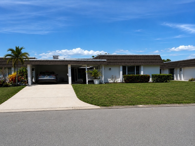 Building Photo - 3909 Glen Oaks Dr E
