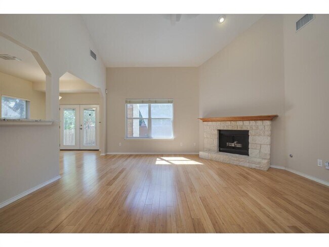 Foto del edificio - 5709 Pecanwood Ln