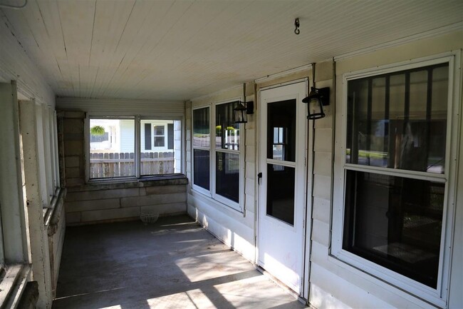 Building Photo - 2 bedroom, 1 bath Home - MUST SEE!